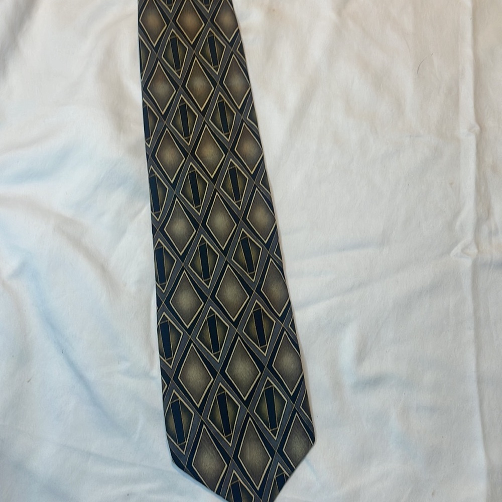 TAILORS ROW Finery 100% Imported silk Excellent pre-owned condition  no flaws
